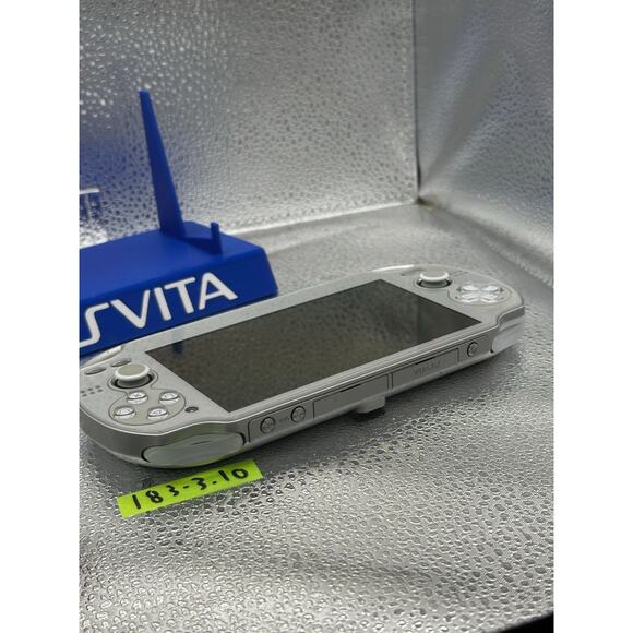 Sliver ps vita 1000 OLED w/charger RARE - Picture 8 of 10